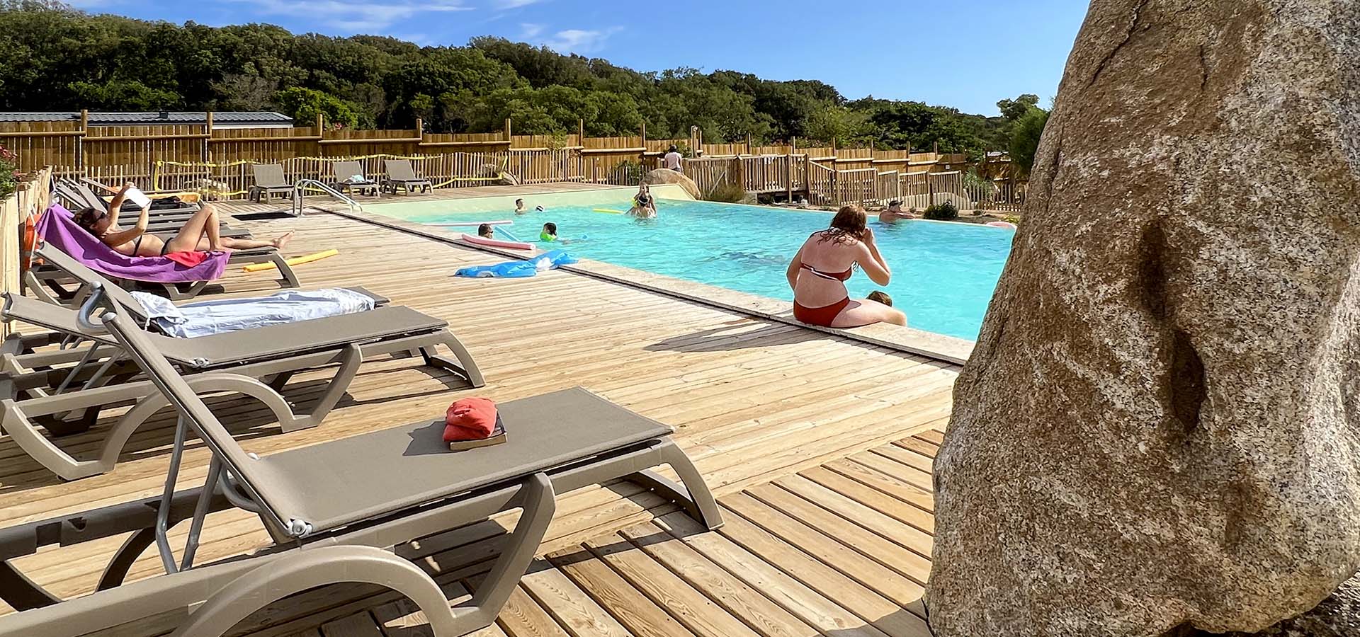 Camping kevano piscine transat rocher ouest